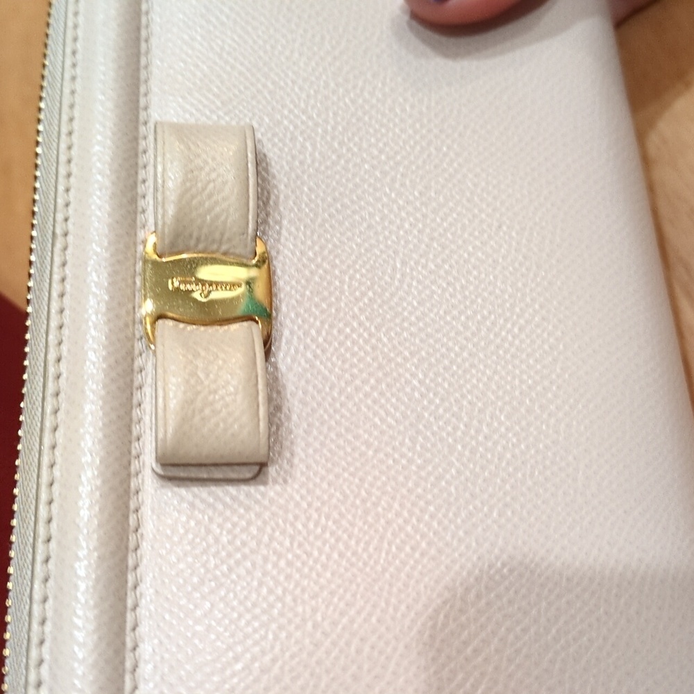 Salvatore Ferragamo Cream Beige Zip Around Wallet With Box - Picture 3 of 17